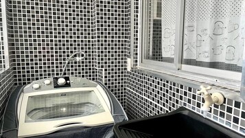 Apartamento econômico, varanda coberta, vista para a praia | Parte interna