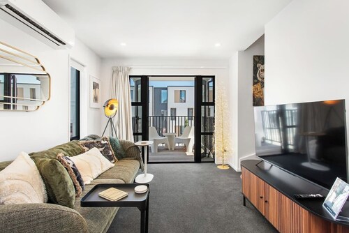 The Pinnacle of City Living 2 Beds 2 Bths Parking