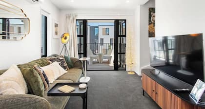 The Pinnacle of City Living 2 Beds 2 Bths Parking