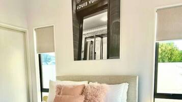 Skrivebord, wi-fi og sengetøy