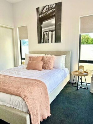 Escritorio, wifi y ropa de cama 