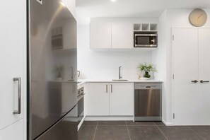 Refrigerador, microondas, horno, placa de cocina