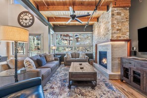 Télévision, cheminée