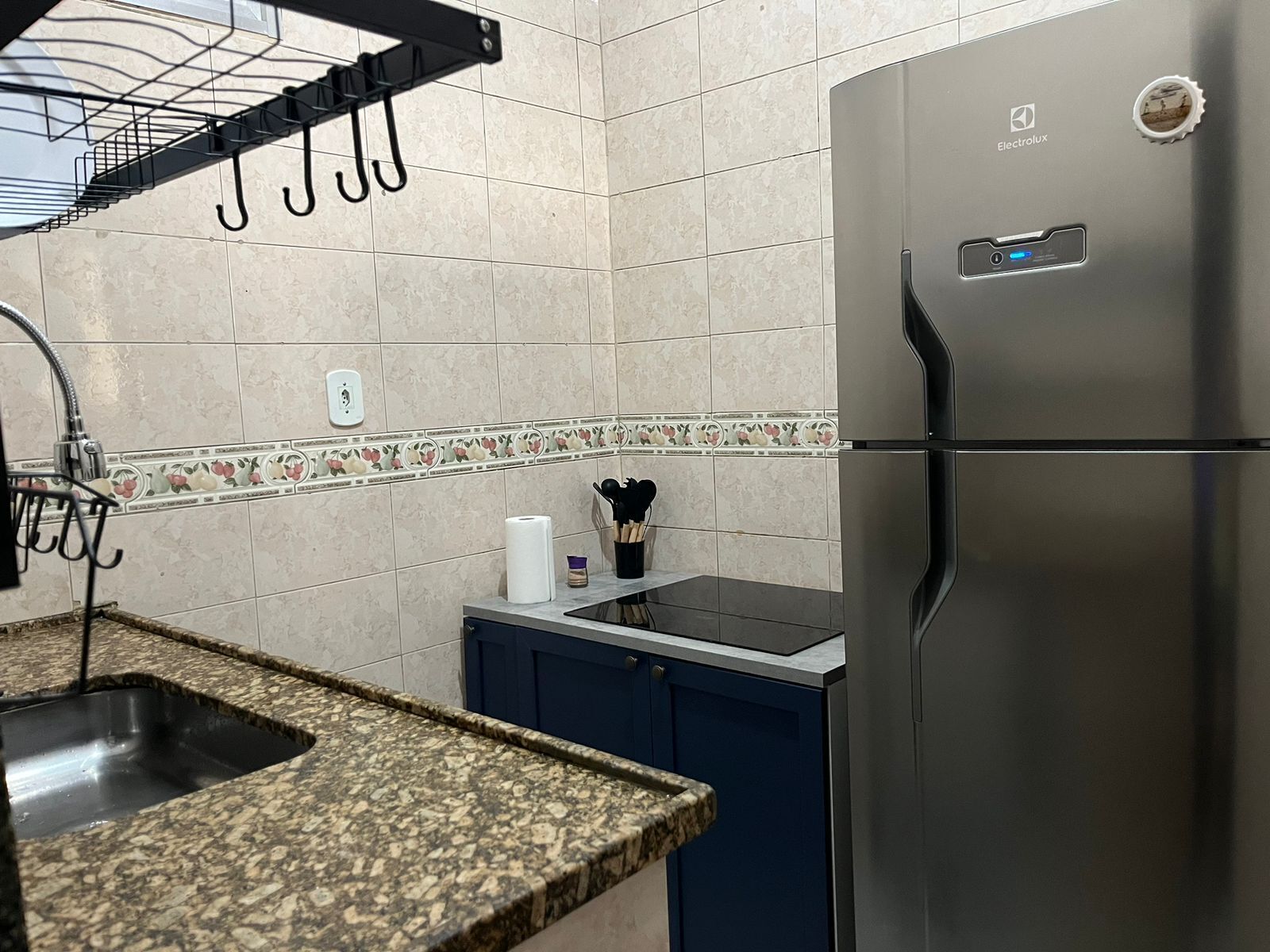 Refrigerador, microondas, parrilla de estufa y cafetera y tetera 