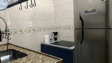 Refrigerador, microondas, parrilla de estufa y cafetera y tetera