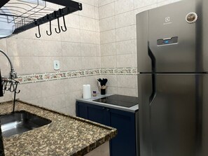 Refrigerador, microondas, parrilla de estufa y cafetera y tetera 