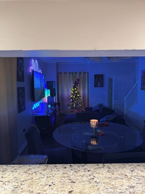 Interior - WORLD CUP READY!!!! 🌍🏆Cozy home & gamer pad very close to Mercedes-Benz stadium (Atlanta)
