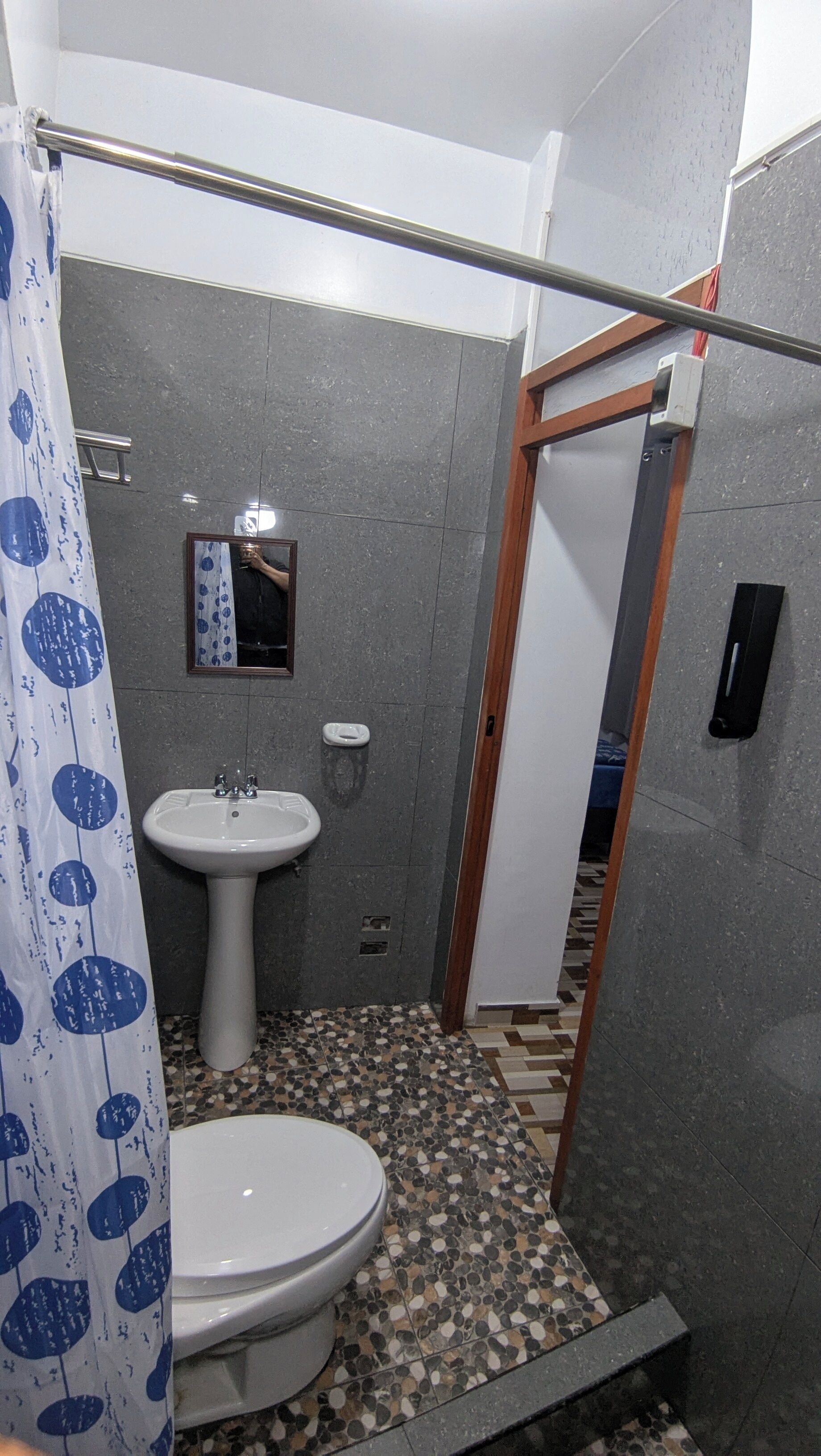 Serviettes fournies, savon, shampoing, papier toilette