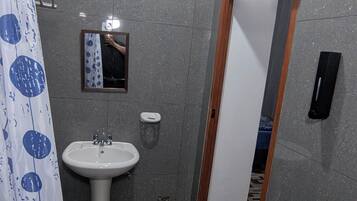 Serviettes fournies, savon, shampoing, papier toilette