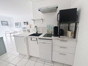 Fridge, dishwasher, toaster, cookware/dishes/utensils - PORNICHET PLACE DU MARCHE (PORNICHET)