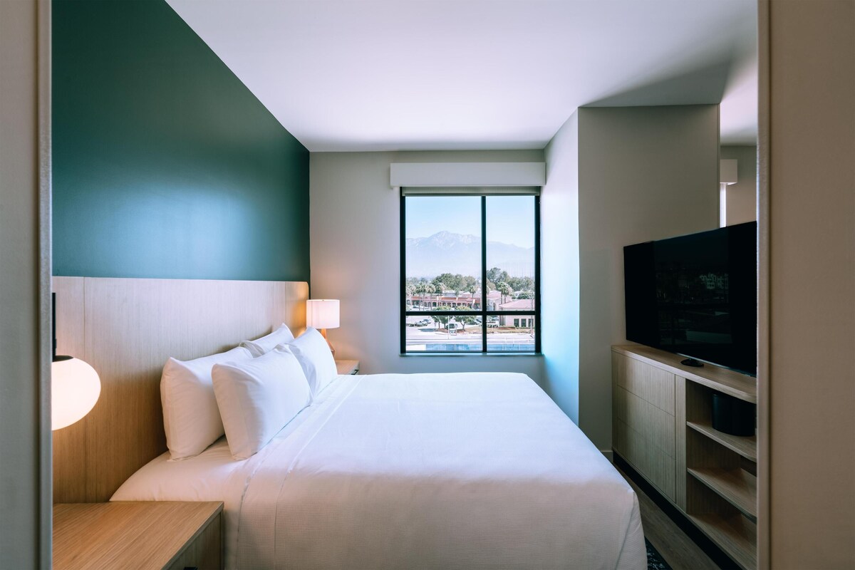 Studio Suite, 1 King Bed with Sofa bed, Mountain View | In-room safe, desk, laptop workspace, blackout curtains