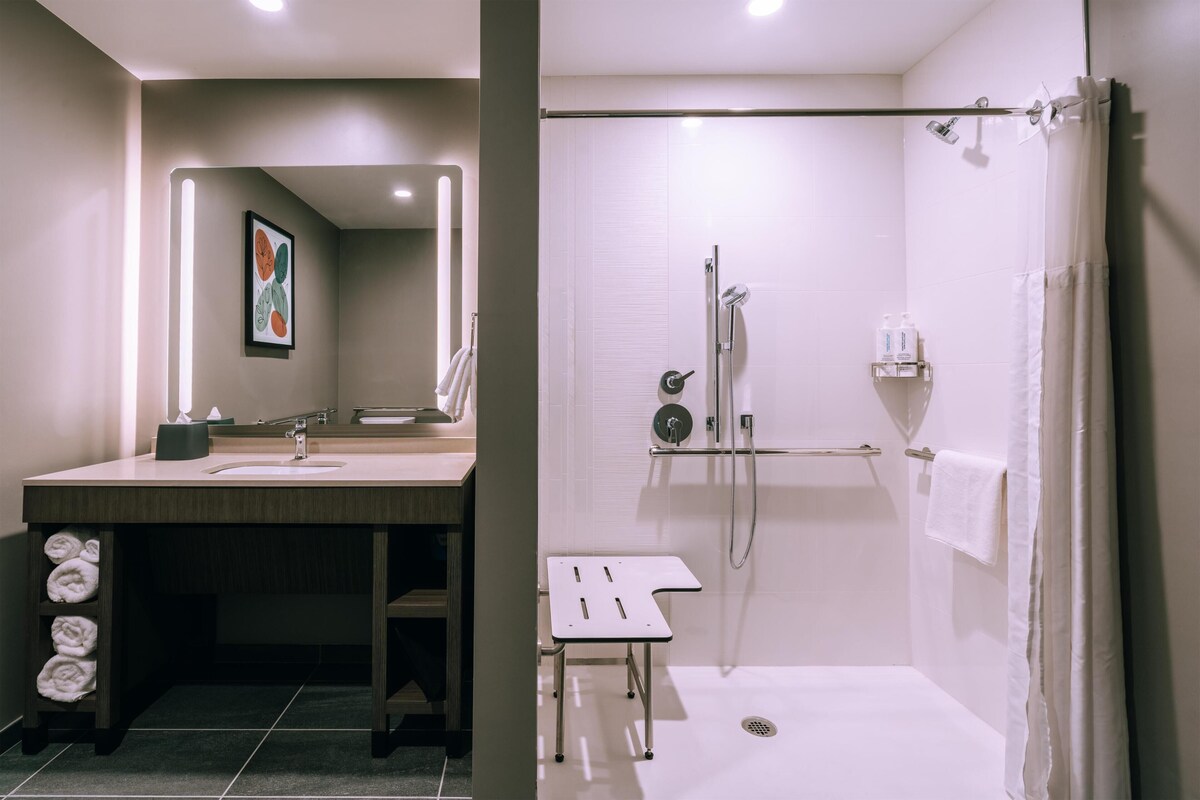 Room, Roll-in Shower (Den, 2 Queen Beds & 1 Sofa Bed) | Bathroom | Free toiletries, hair dryer, towels, shampoo