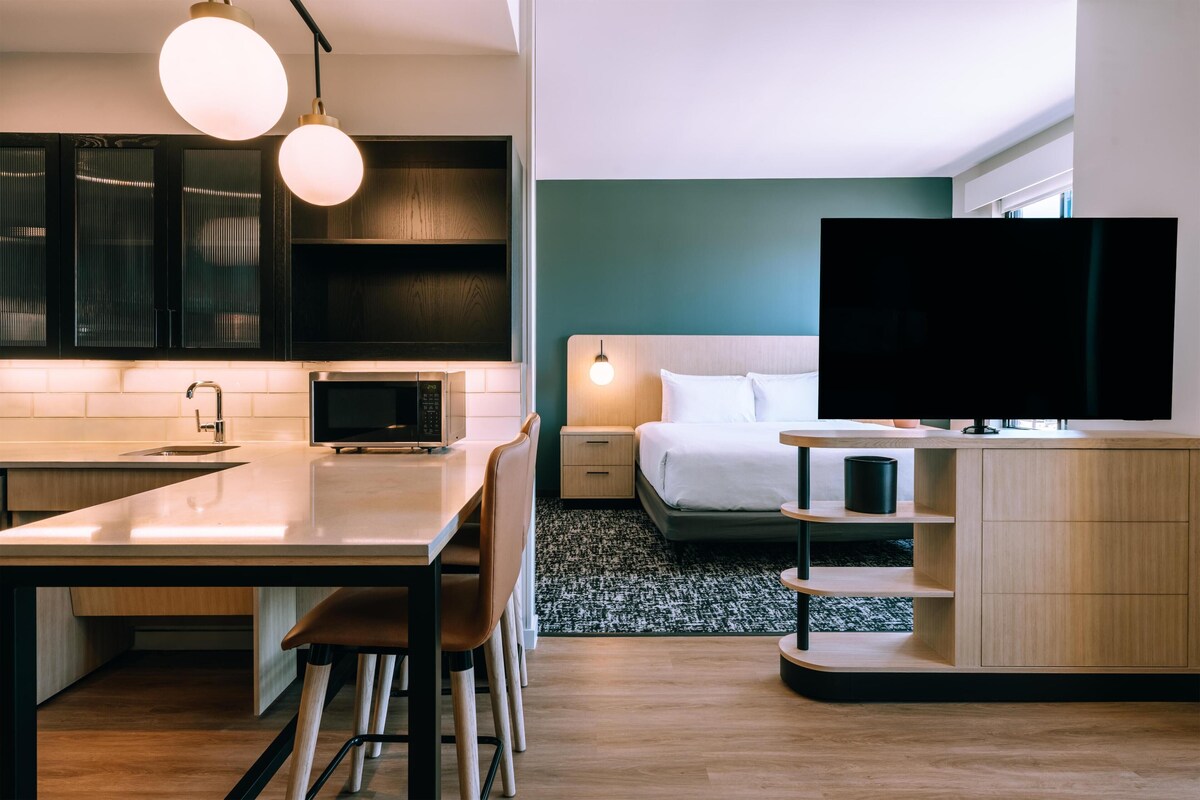 Studio Suite, 1 King Bed with Sofa bed, Accessible Bathtub | In-room safe, desk, laptop workspace, blackout curtains