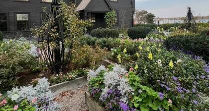 Cozy 2-bedroom apartment with Free Off-Street Parking in charming Salem