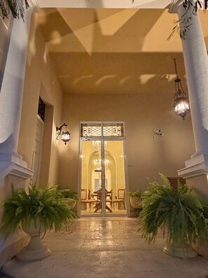 المنشأة من الداخل