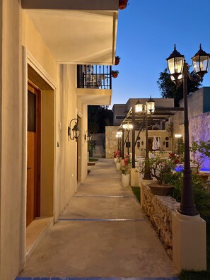 تفاصيل الفندق من الخارج