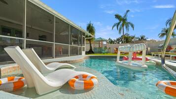 Alberca al aire libre y alberca climatizada