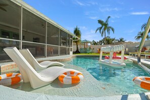 Una piscina al aire libre, una piscina climatizada