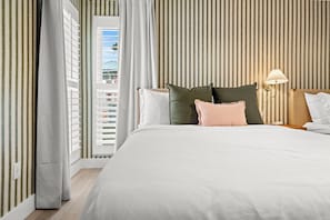 3 habitaciones, escritorio y tabla de planchar con plancha
