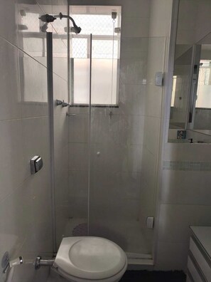 Regadera, toallas, jabón, papel de baño 