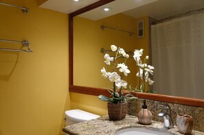 Hair dryer, bidet, towels, soap - Premium Bright City-View Retreat - Any Premium Rm (Honolulu)