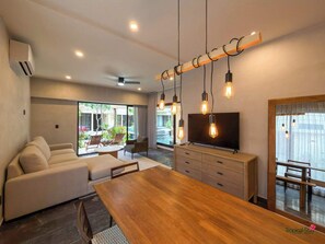 TV, offices - Luxury 2BR Swim-Up Oasis | 5 min to Beach (Tulum)