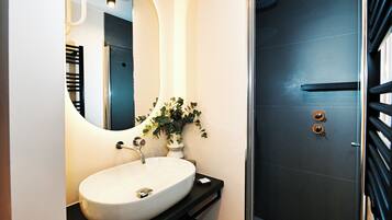 Douche, sèche-cheveux, bidet, serviettes fournies