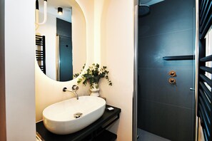 Douche, sèche-cheveux, bidet, serviettes fournies