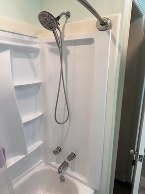 Regadera, toallas, jabón, papel de baño 