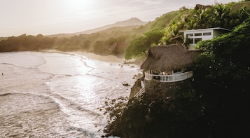 Quarto, vista para a praia | Praia | Na praia, areia preta, toalhas de praia 