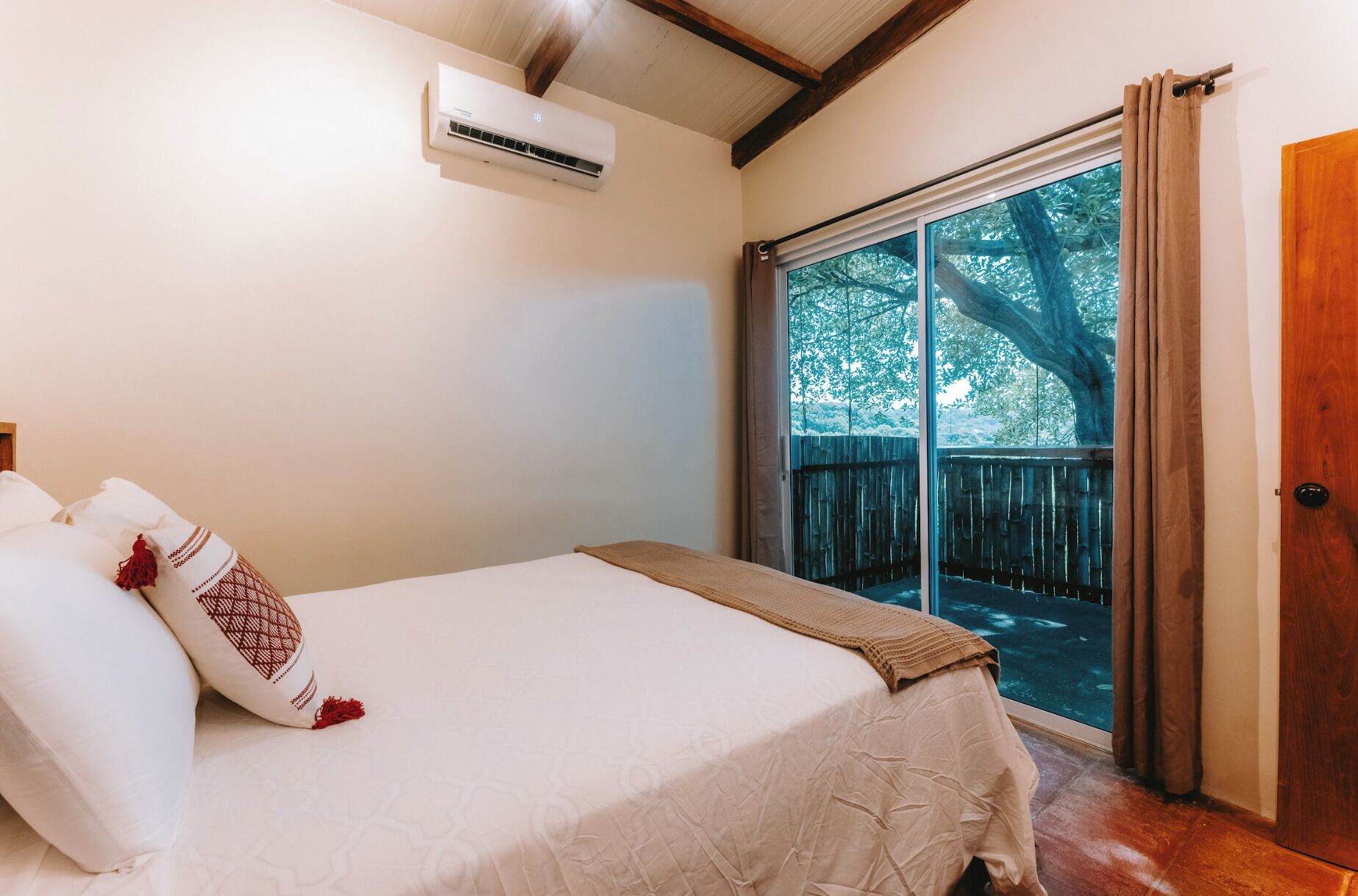 Family Apartment | Laptop workspace, free WiFi