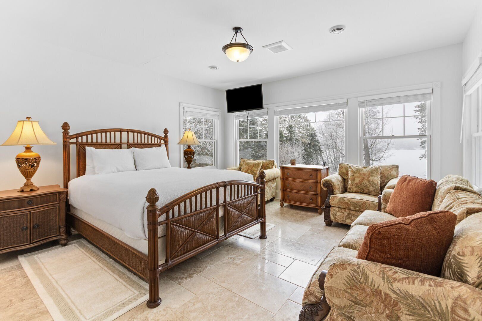 5 bedrooms, iron/ironing board, free WiFi, bed sheets