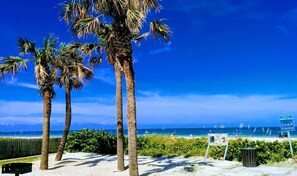On the beach - ðChateau 5W - Gulf View, Pool closed- great deals! (Belleair Beach)