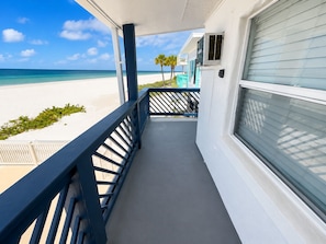 A balcony with a view of a beach and ocean. - ðChateau 5W - Gulf View condo - Great Discounts! (Belleair Beach)