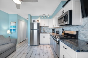 Fridge, microwave, oven, stovetop - ðChateau 5W - Gulf View, Pool closed- great deals! (Belleair Beach)