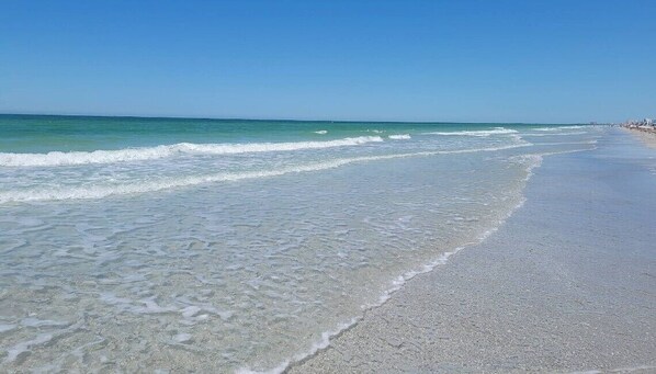 On the beach - ðChateau 5W - Gulf View, Pool closed- great deals! (Belleair Beach)