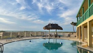 Pool - ðChateau 5W - Gulf View, Pool closed- great deals! (Belleair Beach)