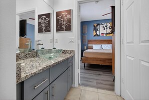 4 chambres, fer et planche à repasser, lit parapluie, Wi-Fi gratuit