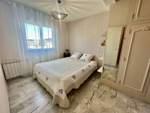 Room - SEAFRONT APARTMENT FOR 4 PEOPLE – TOWN CENTER (STE MAXIME)