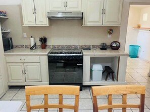 Private kitchen - Centric 3-bedroom house with AC in charming Colima (Colima)