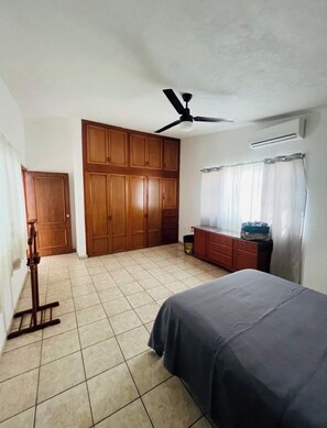 3 bedrooms, WiFi, bed sheets - Centric 3-bedroom house with AC in charming Colima (Colima)