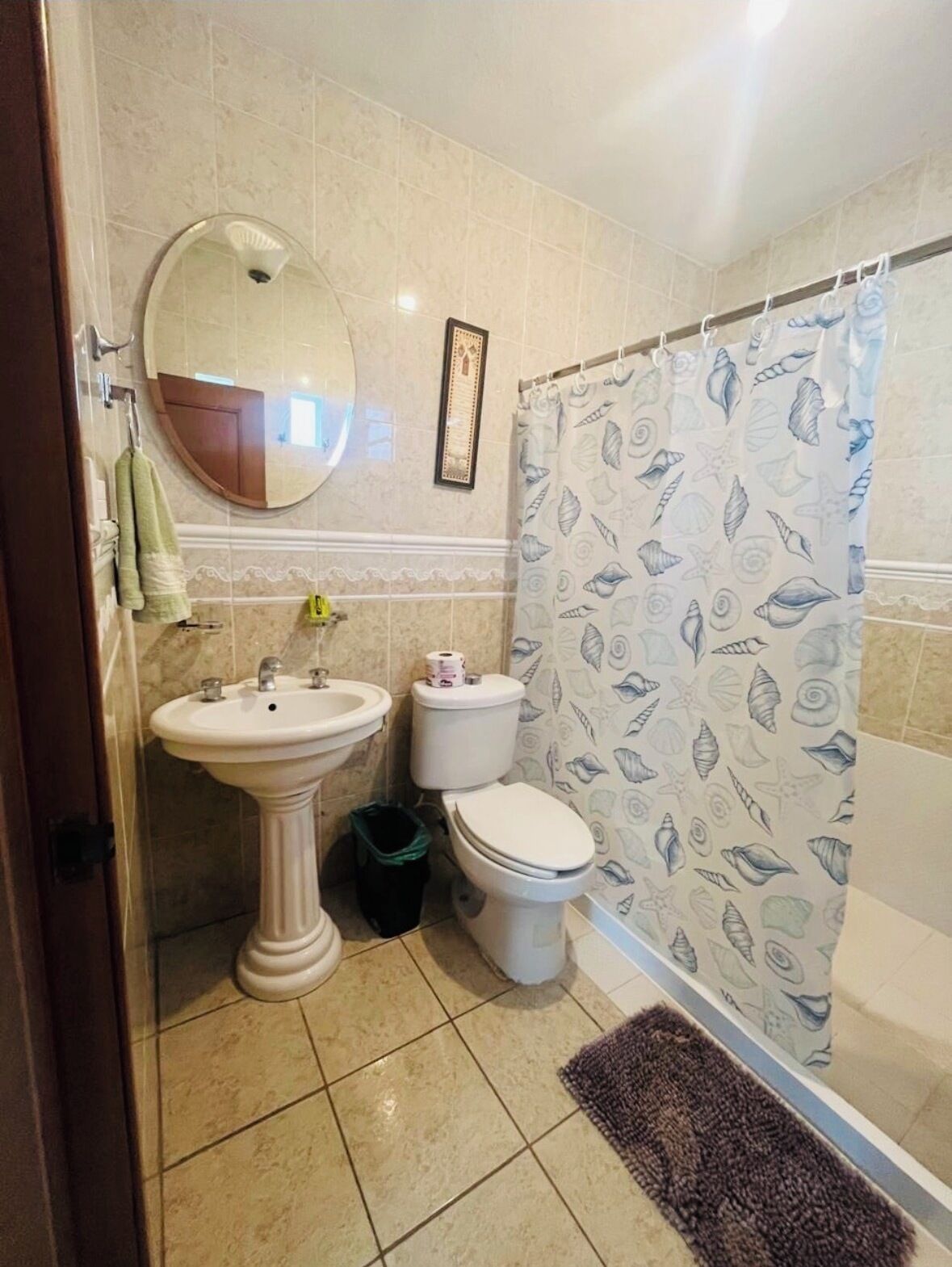 Douche, serviettes fournies, savon, papier toilette