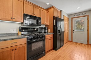 Fridge, microwave, oven, stovetop - LakeFront Manitowish Waters Cabin (Manitowish Waters)