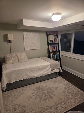5 bedrooms, iron/ironing board, WiFi, bed sheets - Spacious 5-bedroom condo in excellent Uptown Hoboken location (Hoboken)