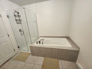 Shower, hair dryer, towels, toilet paper - Modern 2BR Furnished Home near DIX30 & Downtown Montreal— Monthly Stays Welcome (Longueuil)