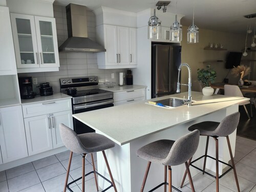 Modern 2BR Furnished Home near DIX30 & Downtown Montreal— Monthly Stays Welcome