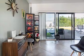Interior - Hip 3-bedroom House with AC/Pool/Hot Tub in Vibrant Palm Springs (Palm Springs)