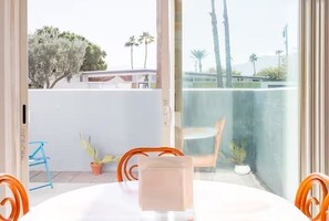 Dining - Hip 3-bedroom House with AC/Pool/Hot Tub in Vibrant Palm Springs (Palm Springs)