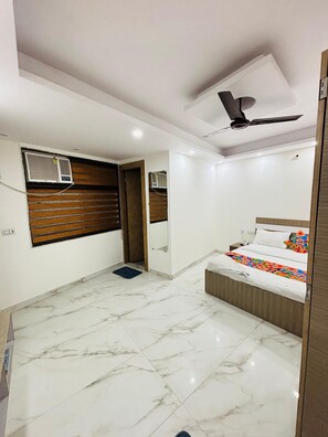 Desk, laptop workspace, free WiFi - Lotustar Hotel (New Delhi)