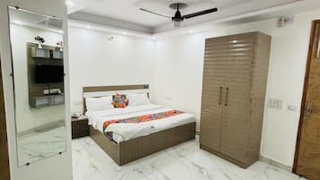 Desk, laptop workspace, free WiFi